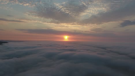 Increíble-Vuelo-Sobre-Las-Nubes-En-Drone-Durante-El-Amanecer.-Ubicación-Francia